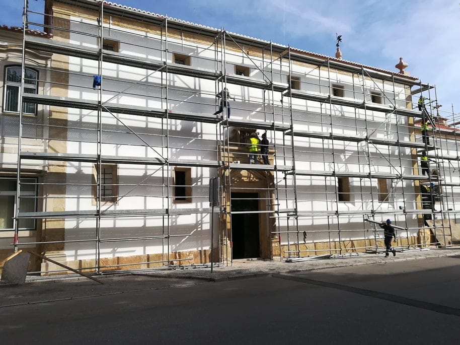 As primeiras imagens das janelas que estavam entaipadas na igreja da Misericórdia IMG 20190416 094408 Copy