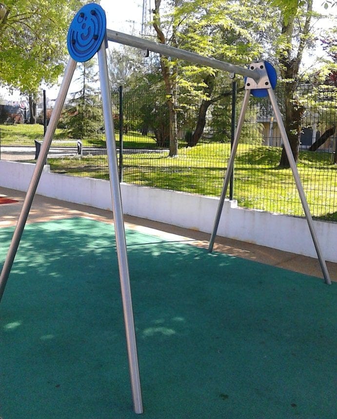 Três meses depois, equipamento ainda não foi reposto no parque infantil IMG 20190428 105054