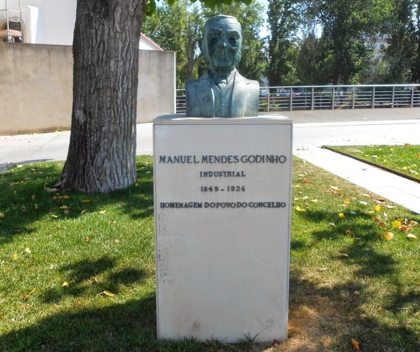 Associação Memorial Mendes Godinho recorda fundador do grupo empresarial busto manuel mendes godinho 24 n