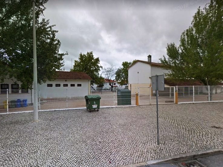 Cerca de 1.200 pessoas assinam em defesa da escola Infante D. Henrique escola infante d. Henrique 567890685