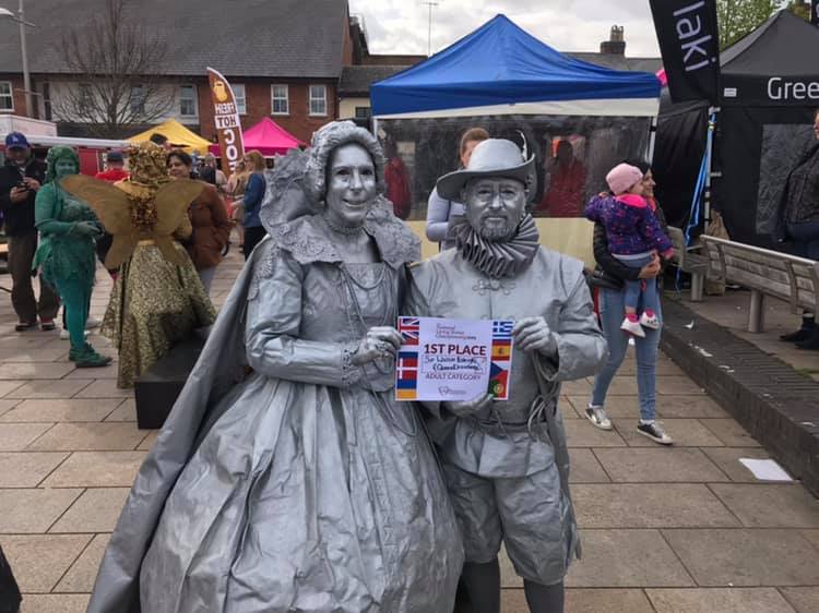 Casal de Tomar vence concurso de estátuas vivas na Inglaterra estat 6445900339609600000 n