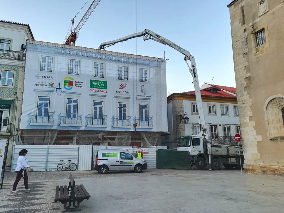Andaimes têm de ser retirados por causa da Festa dos tabuleiros hotel republica IMG 20190329 181016