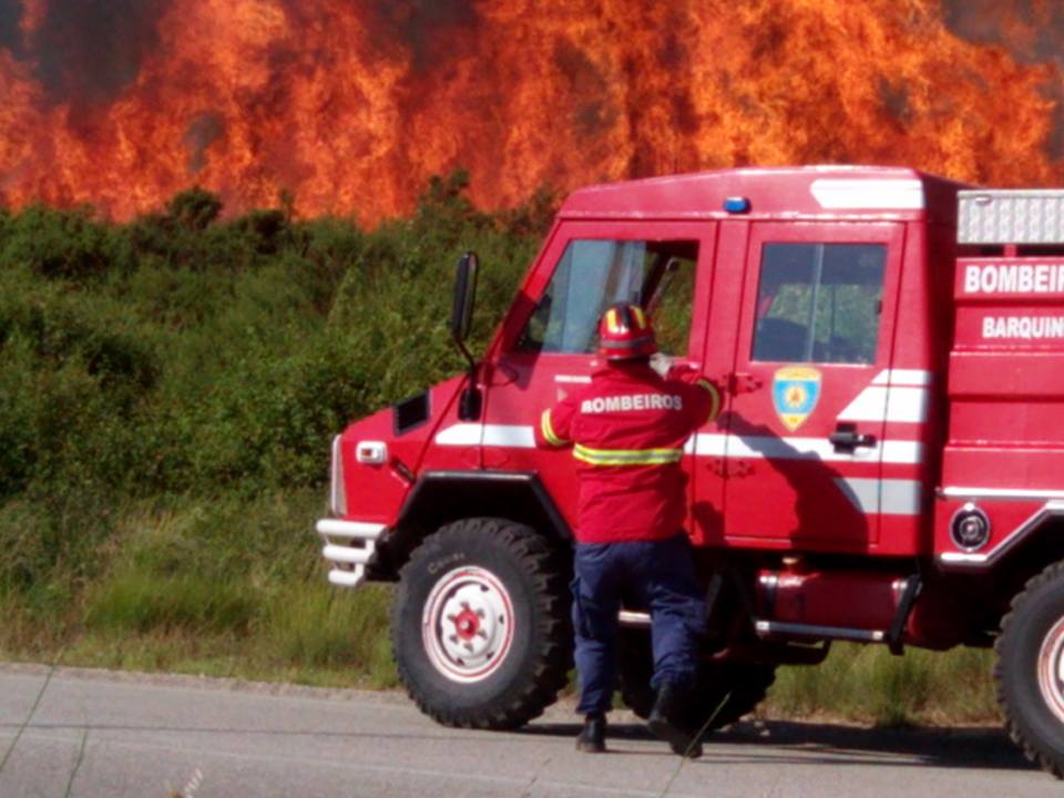 Incêndio deflagra de madrugada na Matrena incendio 1556157253868166128 n