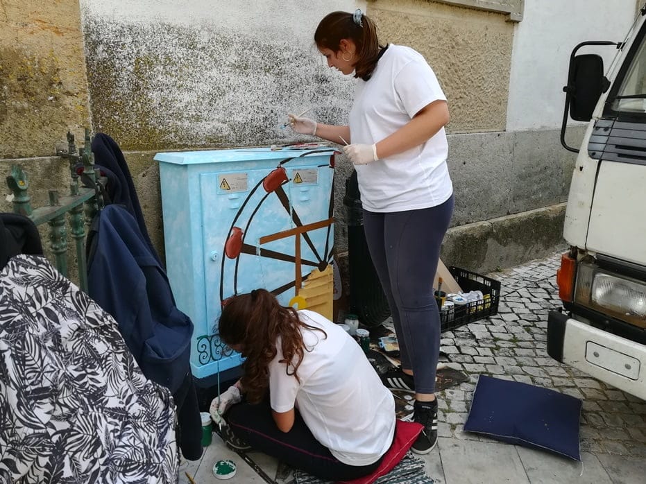 Alunos de artes pintam caixas da EDP (c/ fotos) arte edp IMG 20190522 145421 1