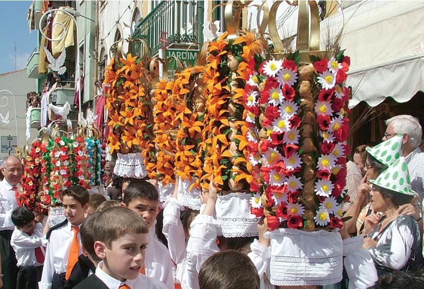 Tabuleiros: agrupamento Templários realiza mini cortejo dos rapazes em Lisboa tabuleiros cortejo rapazes