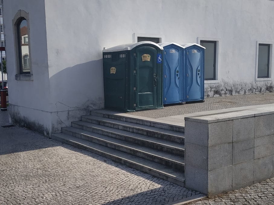 Sanitários para deficientes colocados junto a escadas wc sanitarios IMG 20