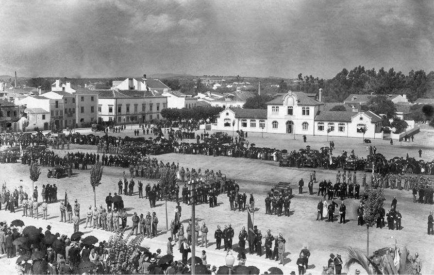 Há 90 anos houve festa dos Tabuleiros e congresso de bombeiros em Tomar bombeiros Varzea Grande de 1934 parada de bombeiros onde se pode ver a antiga Escola Primaria de tipologia Adaes Bermudes
