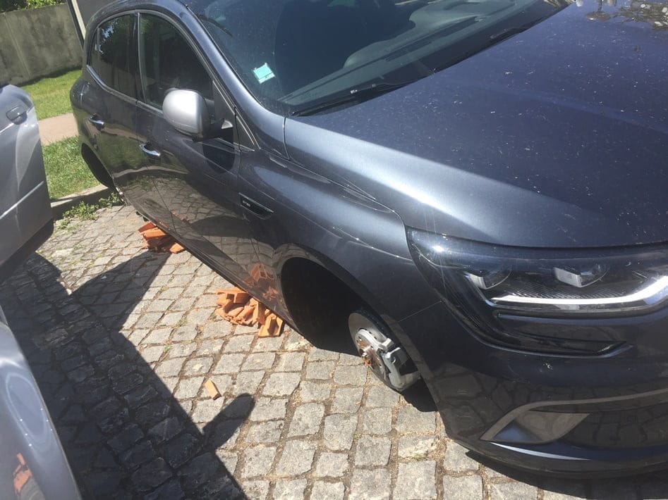 Roubaram dois pneus de um carro estacionado no parque Santa Iria furto rodas carro IMG 6770