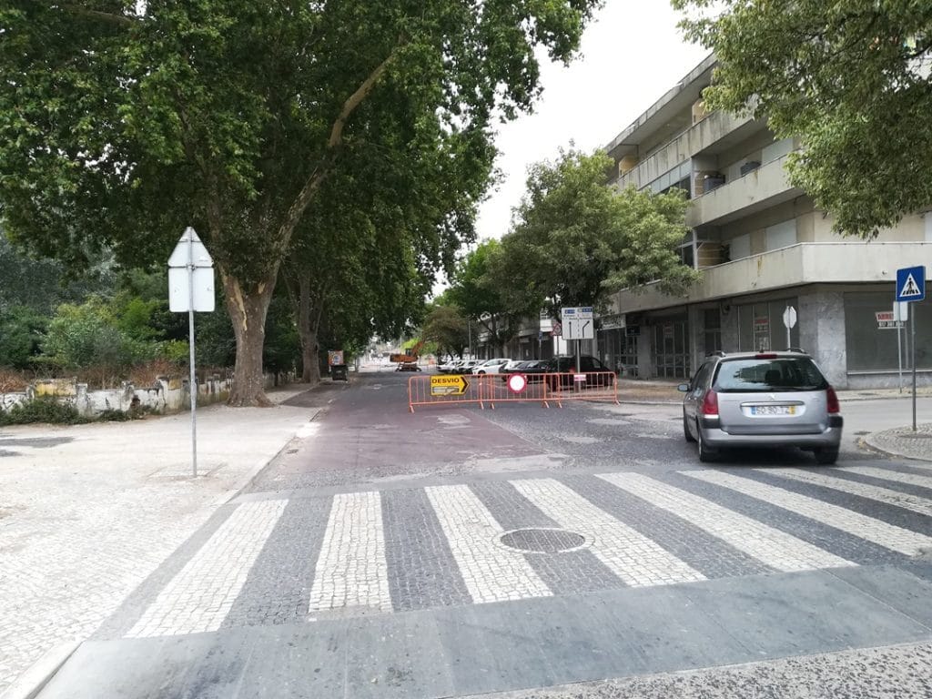 Famílias ciganas exigem que obras só comecem às 10 horas por causa do barulho obras av. d. nuno alvares pereira IMG 20190717 072728