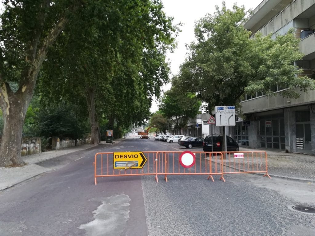Câmara descarta responsabilidades no conflito entre empreiteiro e famílias ciganas obras av. nuno alvares pereira IMG 20190717 072745