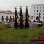 Lixo acumula-se na rotunda principal de Tomar rotunda alves redol 97 3996569877560164352 n