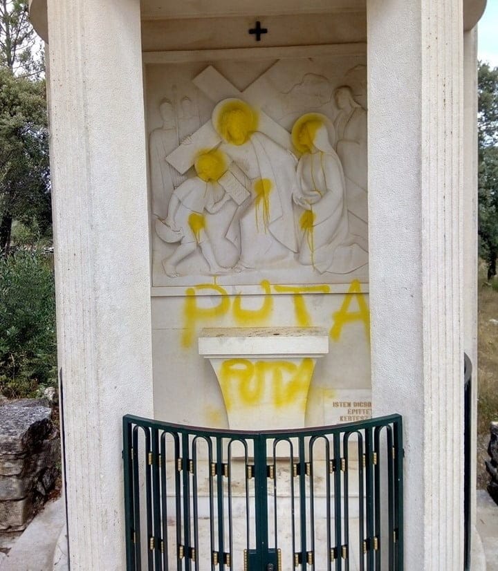 Vandalismo em estações da Via-Sacra em Fátima vandalismo fatima 2001 2123931297184219136 n