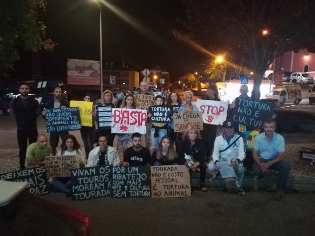 Batalha ruidosa entre manifestantes anti-tourada e aficionados (c/ vídeo) IMG 20190809 222207