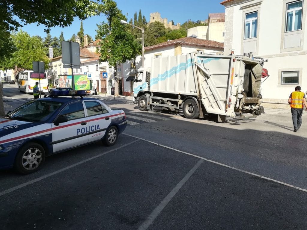 Camião do lixo avaria em cima da passadeira IMG 20190829 100359