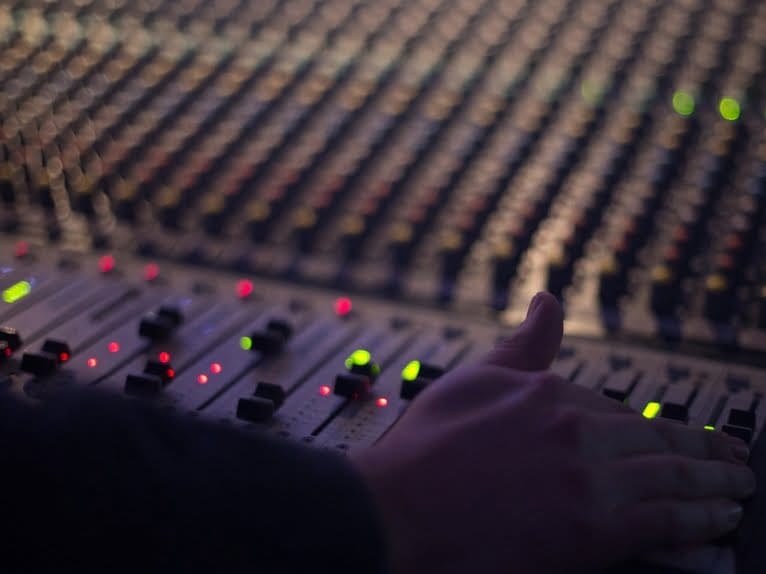 Câmara paga mais de 22 mil euros à rádio Hertz para transmitir reuniões radio