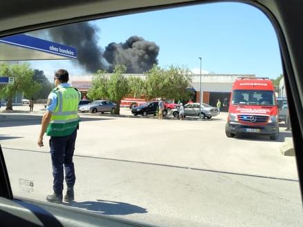 Incêndio destrói armazém de oficina nas Calçadas (c/ fotos) incendio 74482089 456928574050402304 n