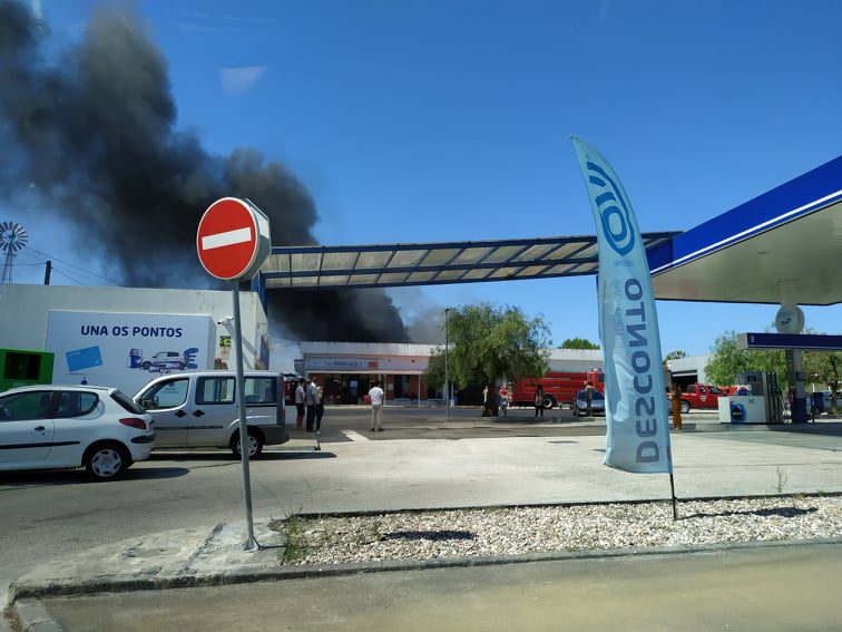 Incêndio destrói armazém de oficina nas Calçadas (c/ fotos) incendio 9558 4965442670504706048 n