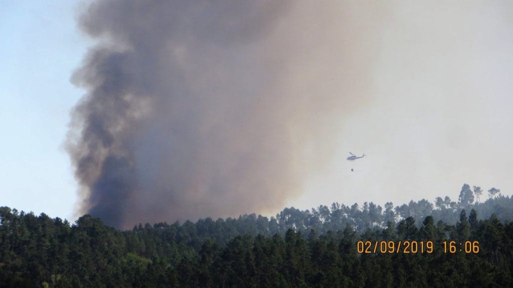 Incêndio na freguesia da Sabacheira mobiliza mais de 250 bombeiros incendio Antonio Ferraz 591 9098543652824678400 o