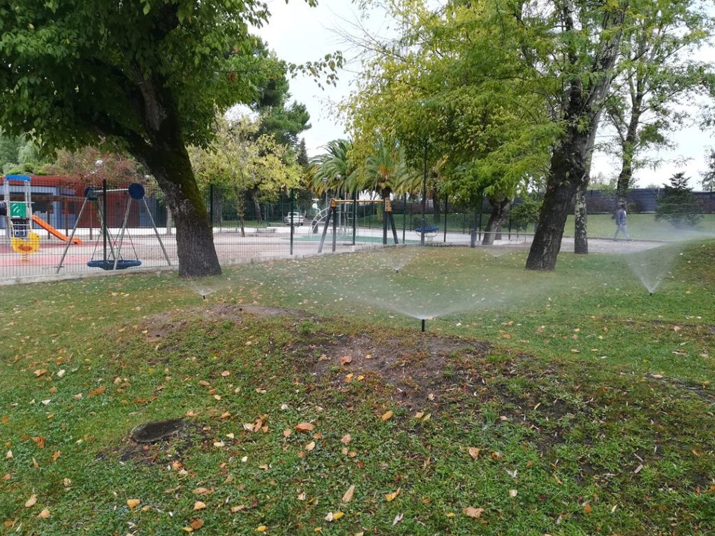Rega automática a funcionar em dia de chuva rega jardim relva IMG 20190922 105326
