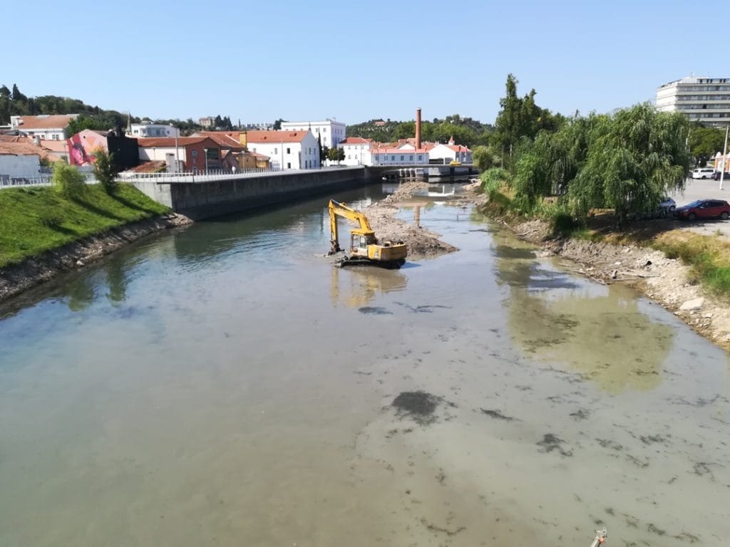 Desassoreamento no rio Nabão já começou (c/ fotos e vídeo) rio nabao desassoreamento IMG 20190903 151105