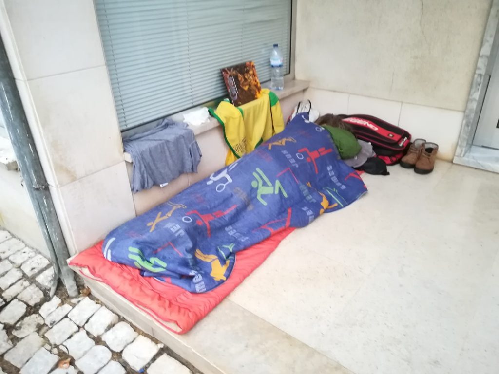 Homem pernoita na rua sem abrigo IMG 20190930 072941