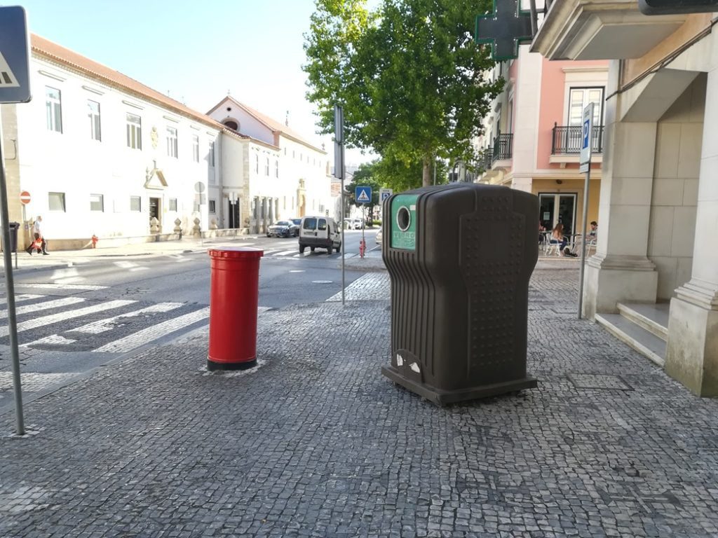 Um vidrão no meio do passeio vidrao IMG 20190912 092451