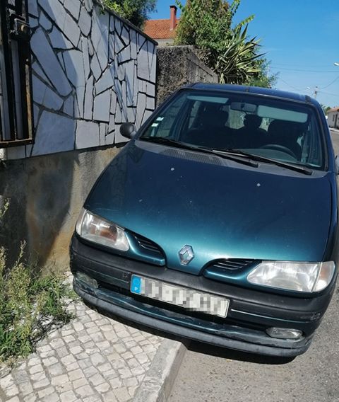 Apesar da multa, carro continua em cima do passeio 71711932 395303911365260 8054783814402048000 n
