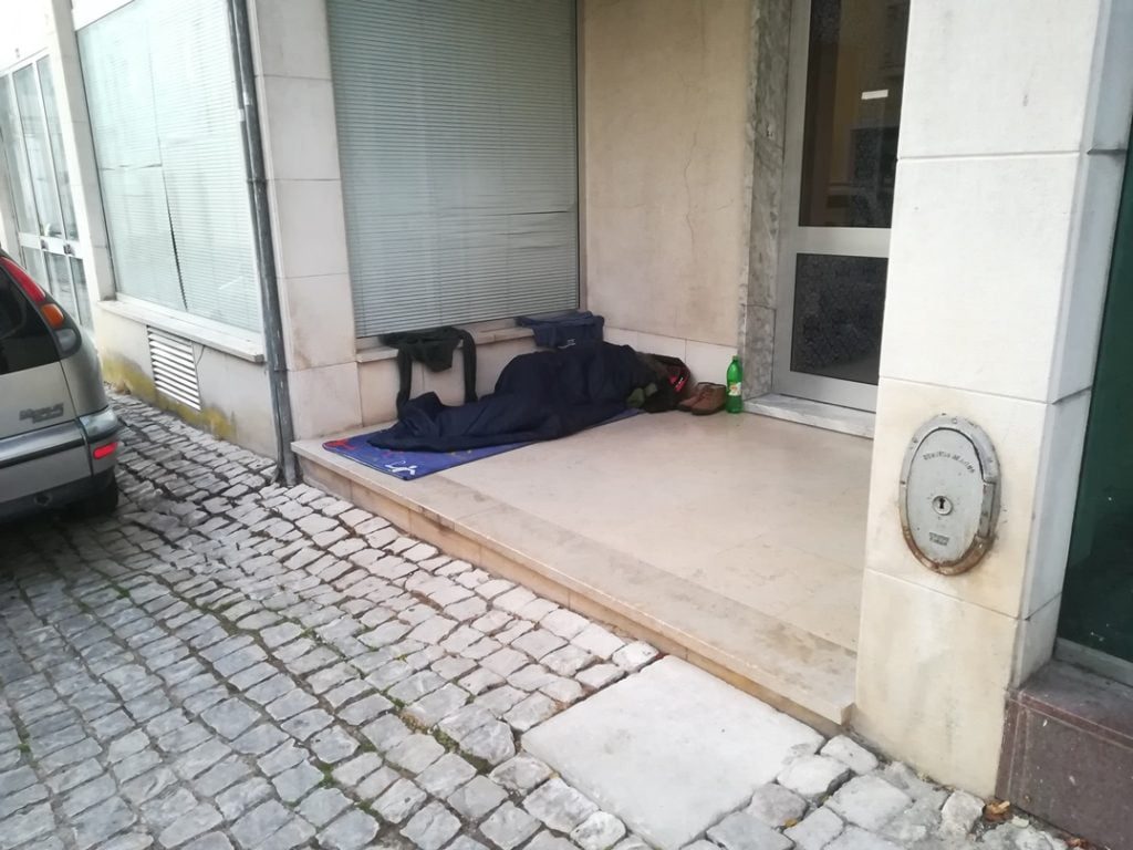 Homem continua a dormir na rua (c/ vídeo) sem abrigo IMG 20191006 073520