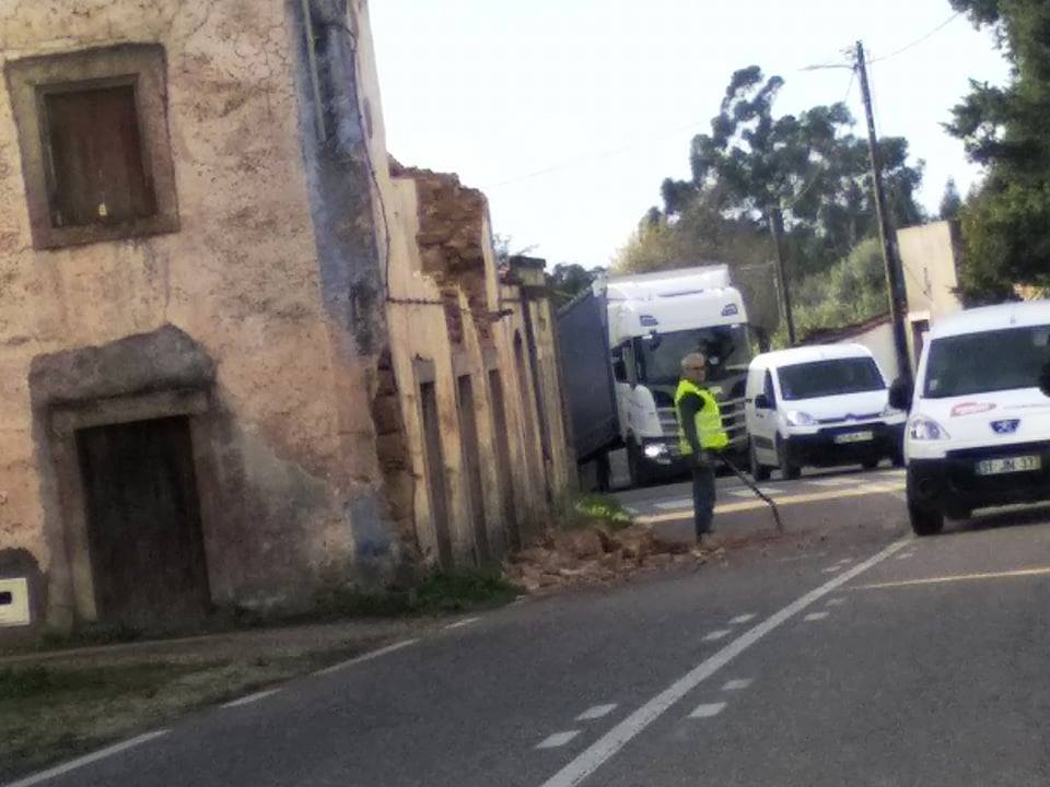 Desmoronamento parcial de habitação condiciona trânsito en110 pintado 5 6167624091332247552 n