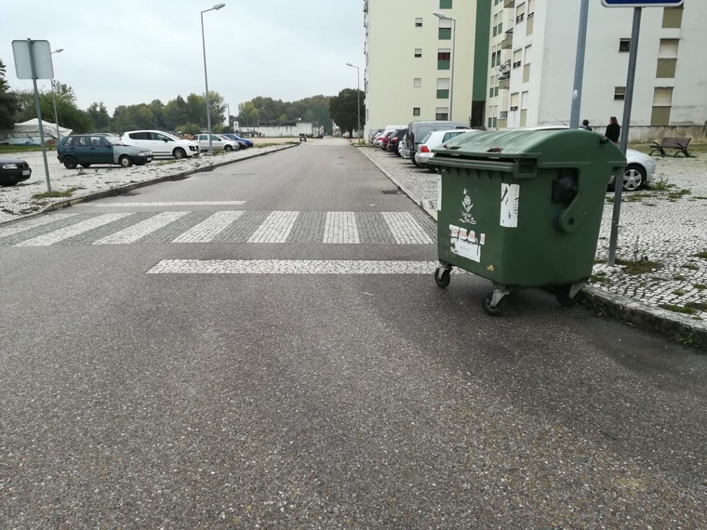 Contentor continua na estrada flecheiro lixo IMG 20191030 111337