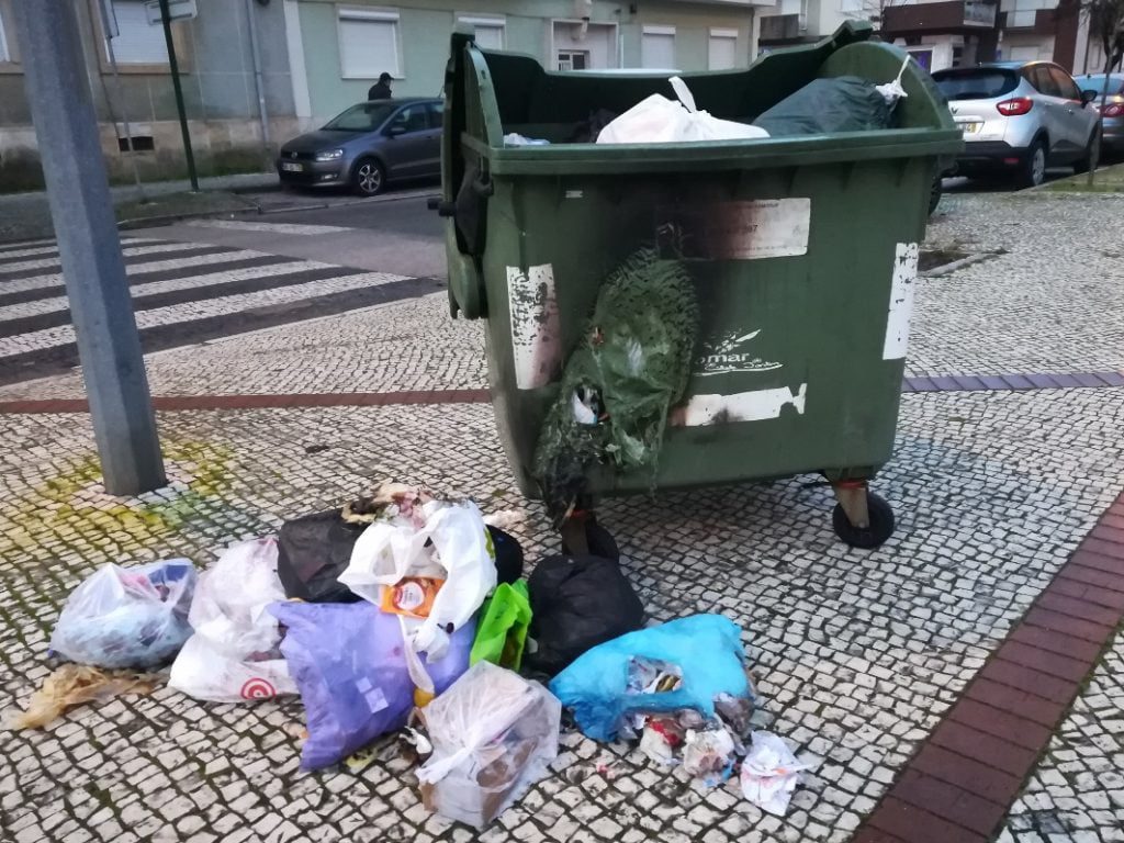 Incêndio destrói contentor de lixo IMG 20191226 074323