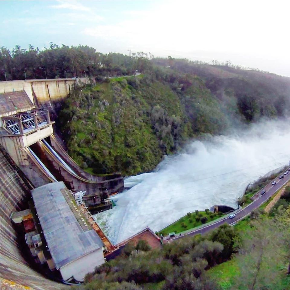 Castelo do Bode: imagens e números impressionantes das descargas na barragem barragem bode descargas 50707194076069888 o