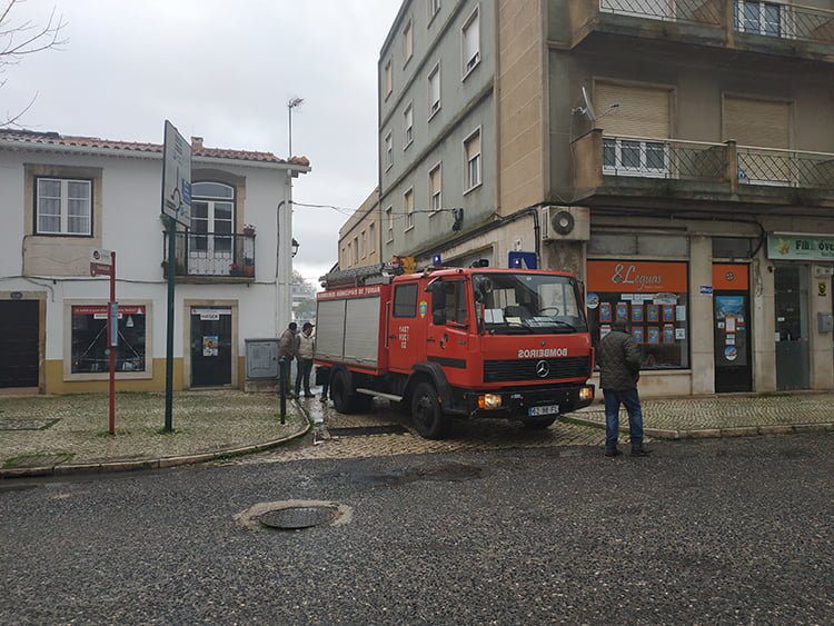 Carros estacionados impedem acesso de bombeiros que iam apagar fogo incendio IMG 201