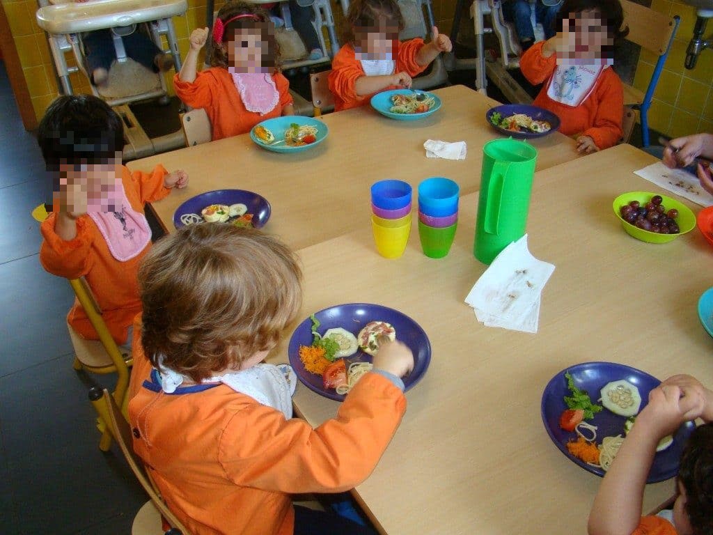 Refeições escolares durante um ano custam mais de meio milhão de euros Refeitorio criancas