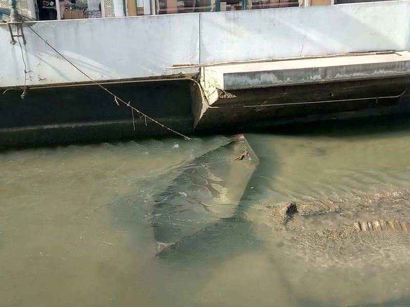 Barcaça da câmara estava submergida na Levada barcaca 293553450252238848 o