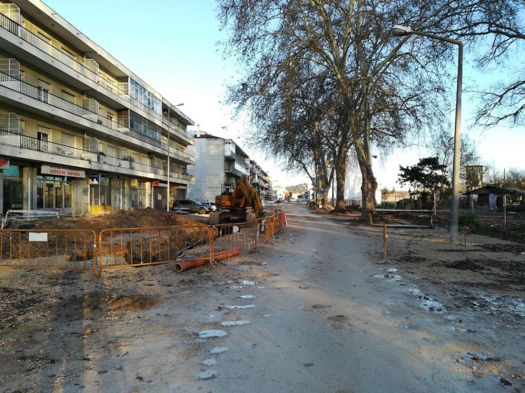 Comerciantes prejudicados com obras e preocupados com atrasos obras av. nuno alvares pereira IMG 20200119 083731