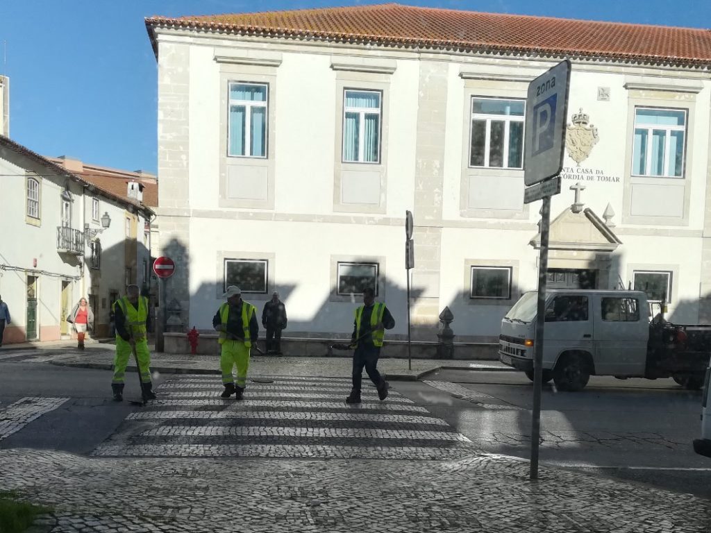 Câmara tapa buracos na calçada com alcatrão IMG 20200203 102520