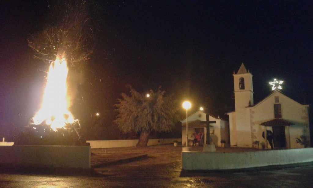 Padre deixa de celebrar missa em Delongo por causa da fogueira de Natal fogueira 6038630 3649861049785195511 o