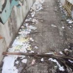 Raspadinhas e notas de encomenda do Continente acumulam-se atrás do pavilhão da Nabância lixo 1620 2952258797264961536 n
