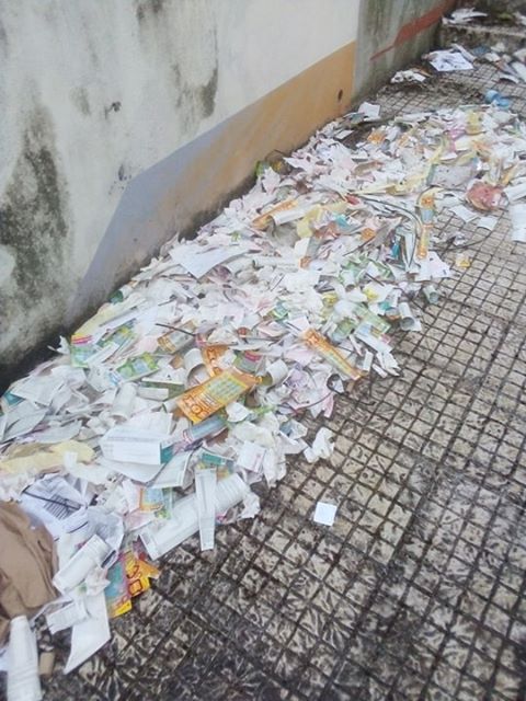 Raspadinhas e notas de encomenda do Continente acumulam-se atrás do pavilhão da Nabância lixo 8638 2413245224865234944 n