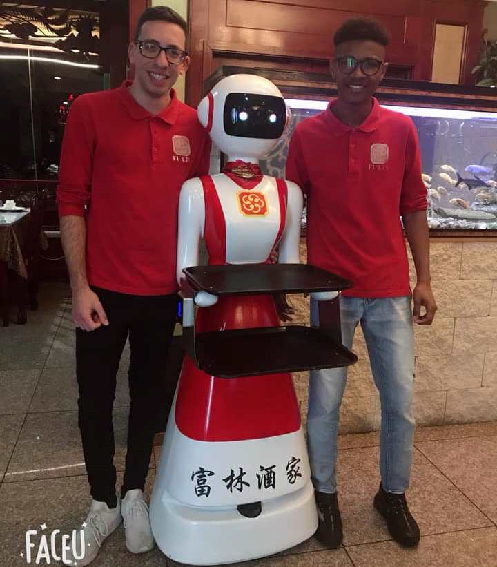 Santarém: restaurante chinês tem robô para servir clientes (c/ vídeo) robot santarem 96041 4939629779616792576 n