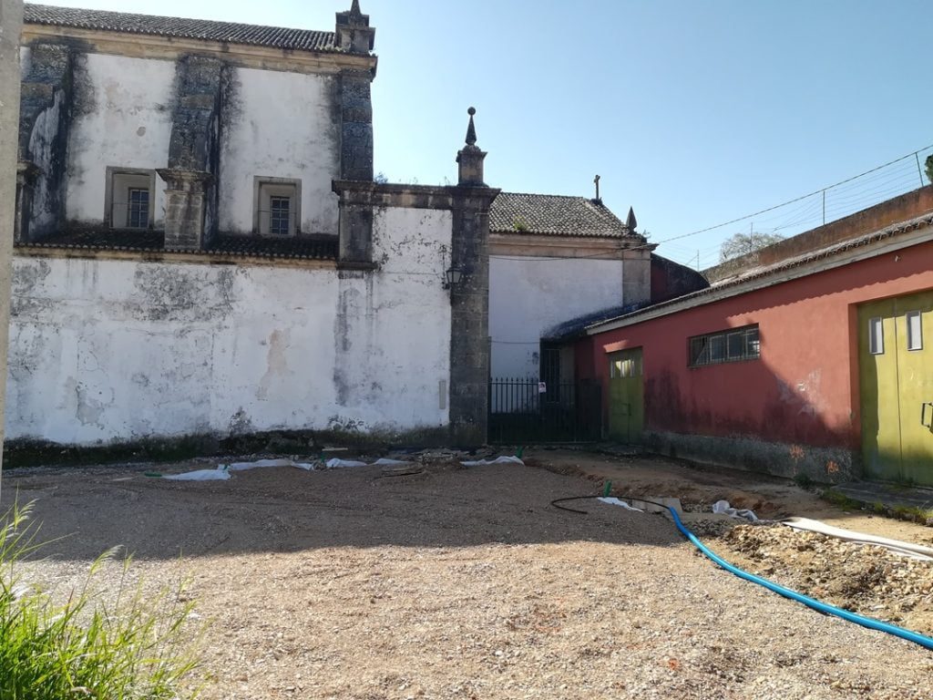 Descoberta necrópole ao lado da igreja de S. Francisco arqueolog IMG 20200325 100326