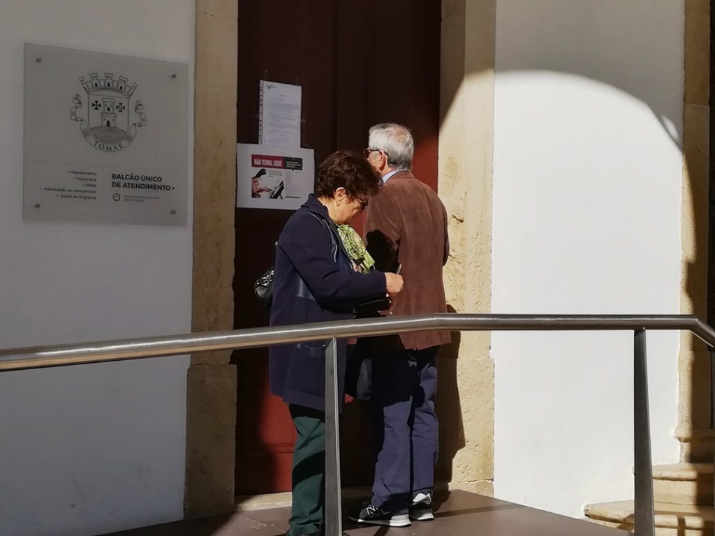 Câmara: cidadãos batem com o nariz na porta camara IMG 20200316 094306