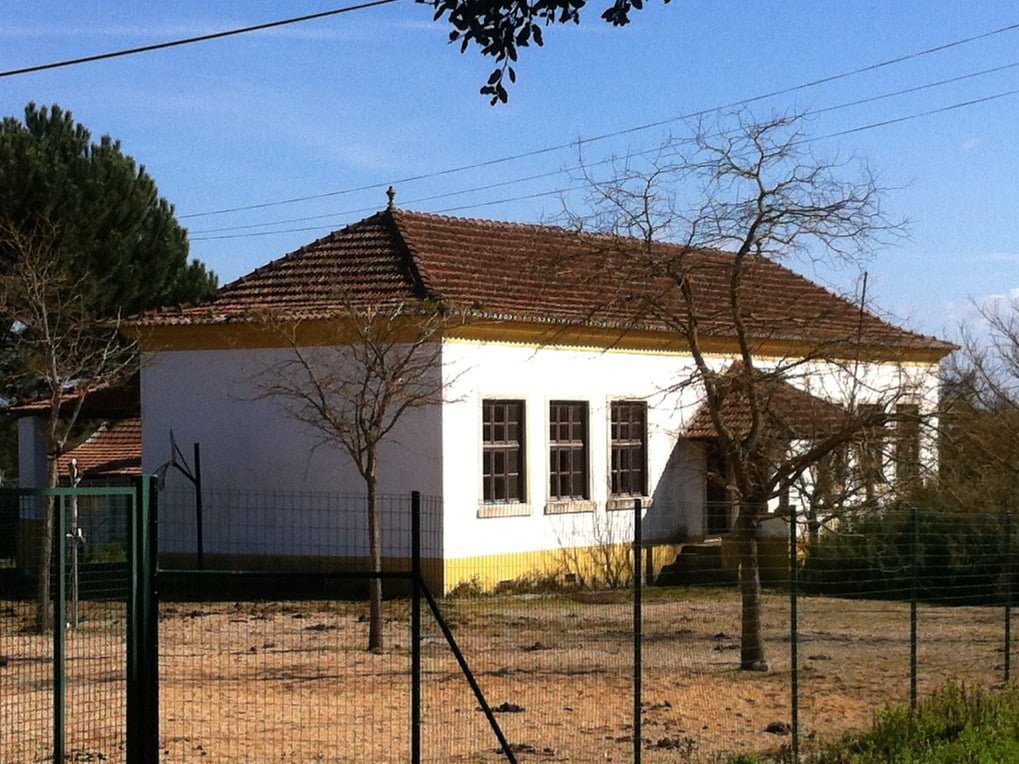 Projetos de recuperação de antigas escolas foram feitos com base na cultura cigana escola montes