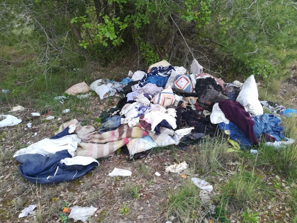 Lixo despejado junto à cerca da Mata (c/ vídeo) lixo mata IMG 20200329 082957