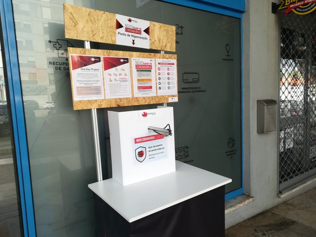 Empresa coloca dispensador de álcool ao dispor de quem passa IMG 20200407 103201