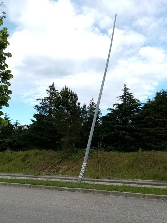 Cai, não cai… poste edp 971539394396160 n
