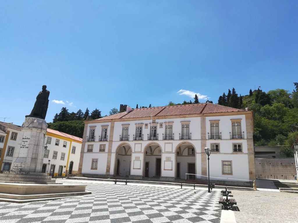 Câmara sem bandeiras neste domingo Camara IMG 20200517 134405