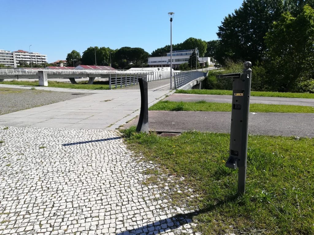 Foram-se as papeleiras, ficaram os suportes IMG 20200517 094701