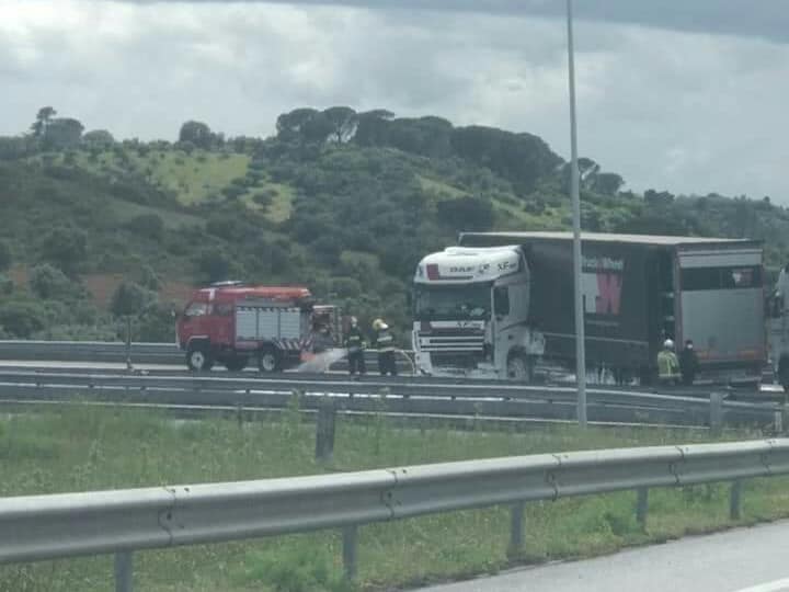Despiste de camião corta trânsito mais de duas horas acidente 5228 7175388800984547328 n